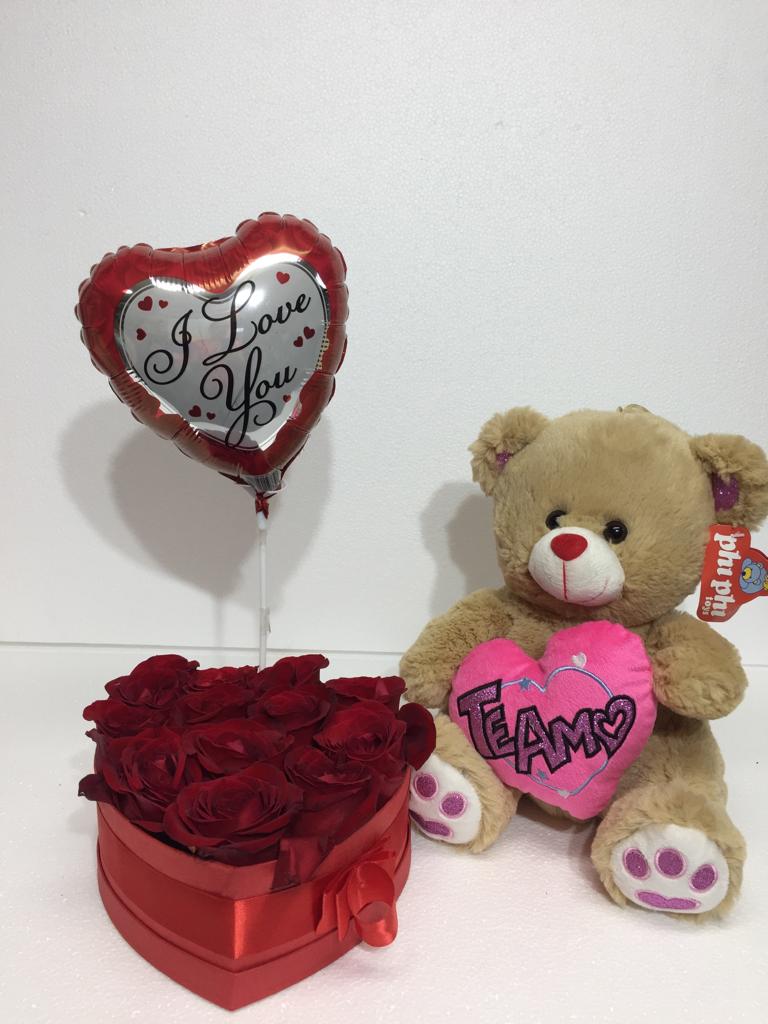 Caja corazón con 12 Rosas, Peluche con corazón de 26 cm y Globito